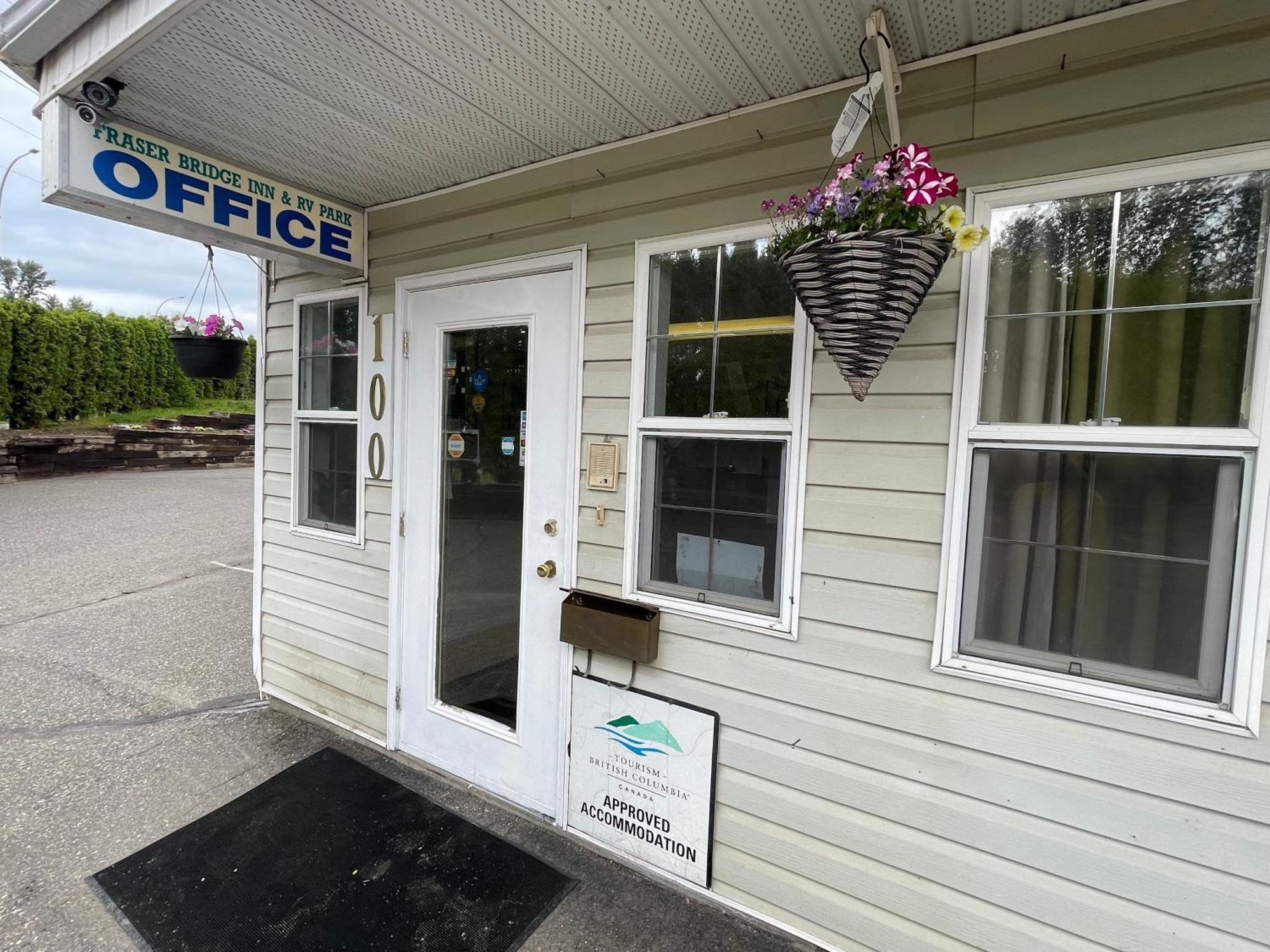 Fraser Bridge Inn Quesnel Exterior photo