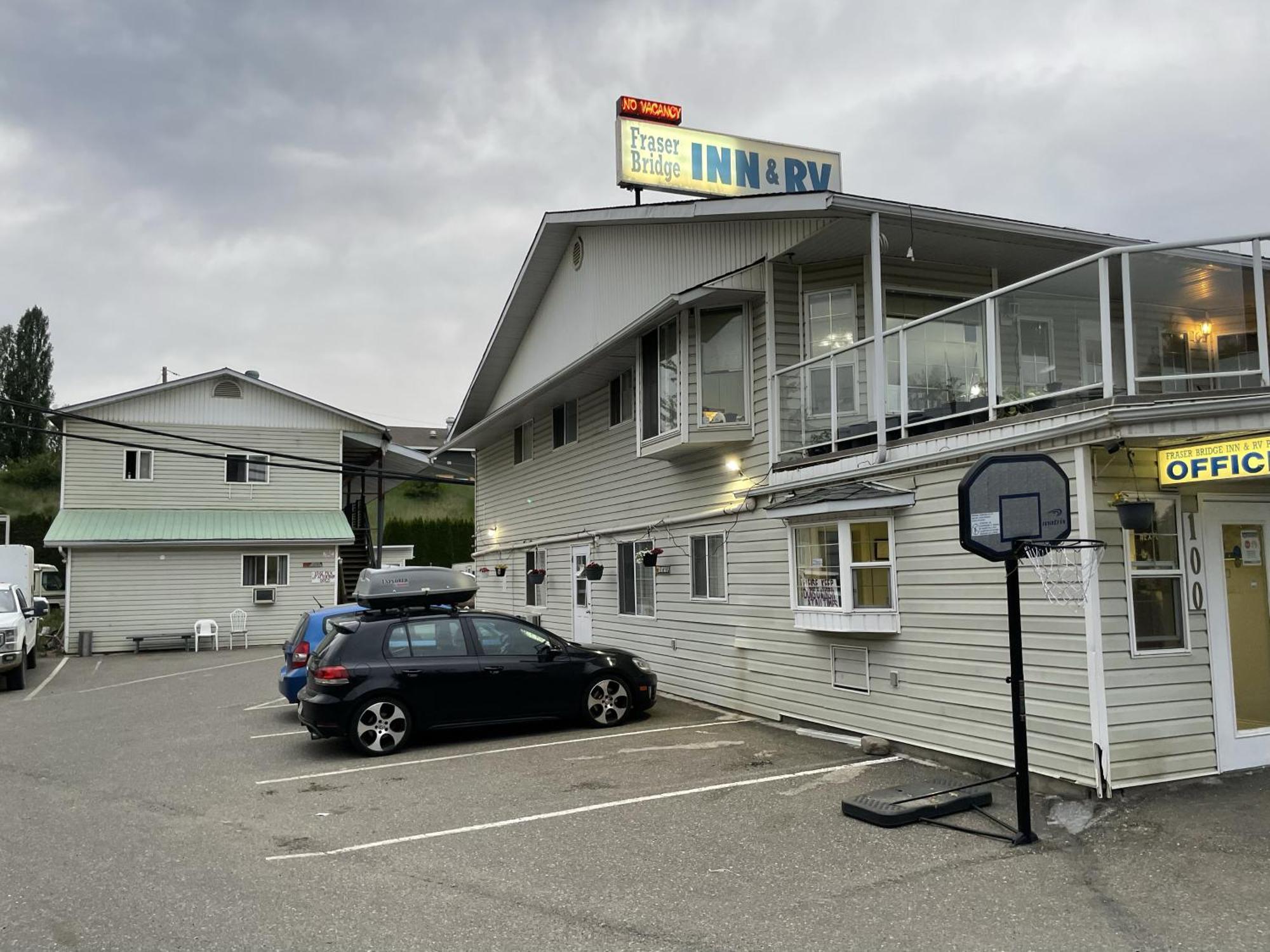 Fraser Bridge Inn Quesnel Exterior photo