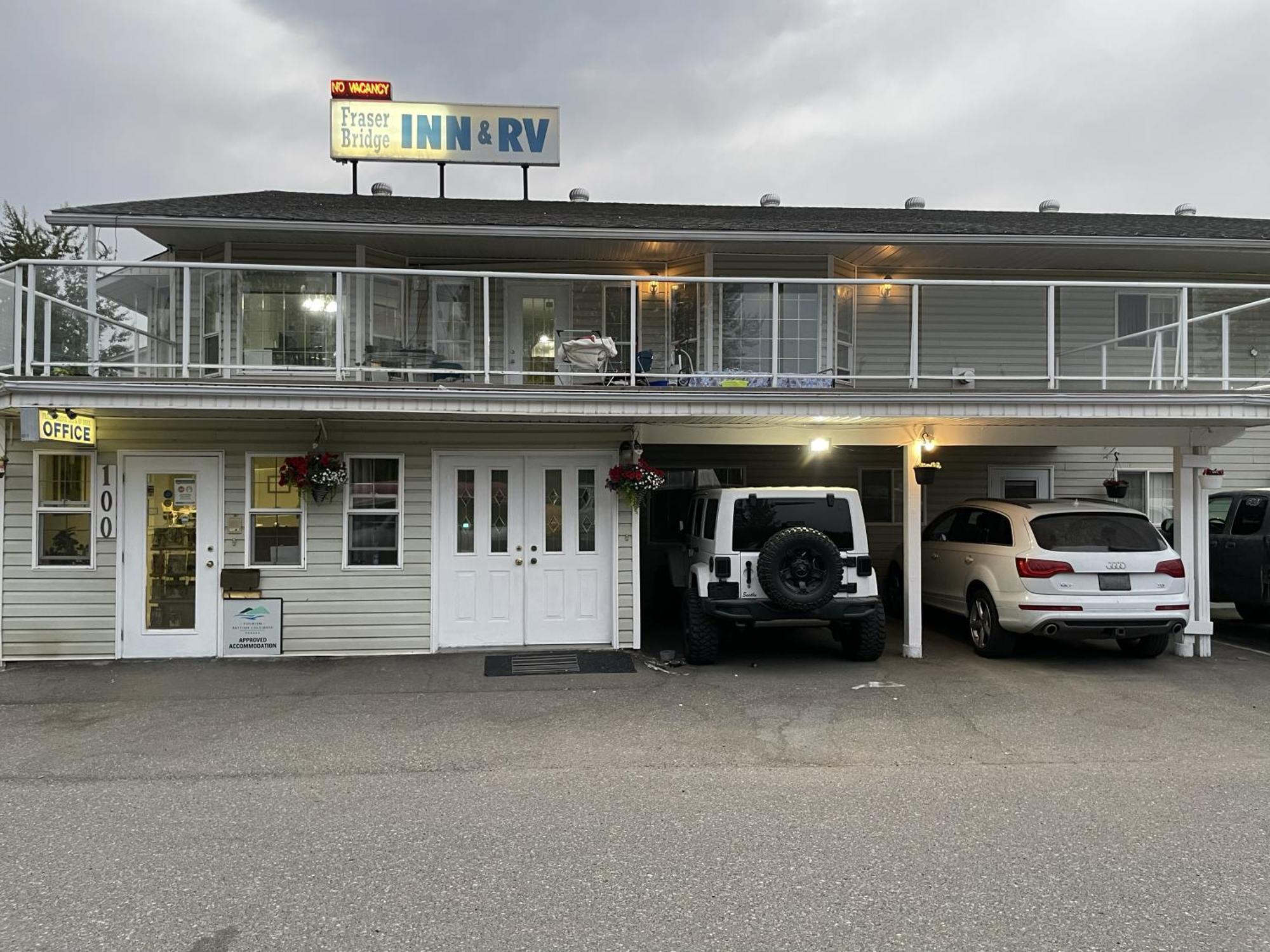 Fraser Bridge Inn Quesnel Exterior photo